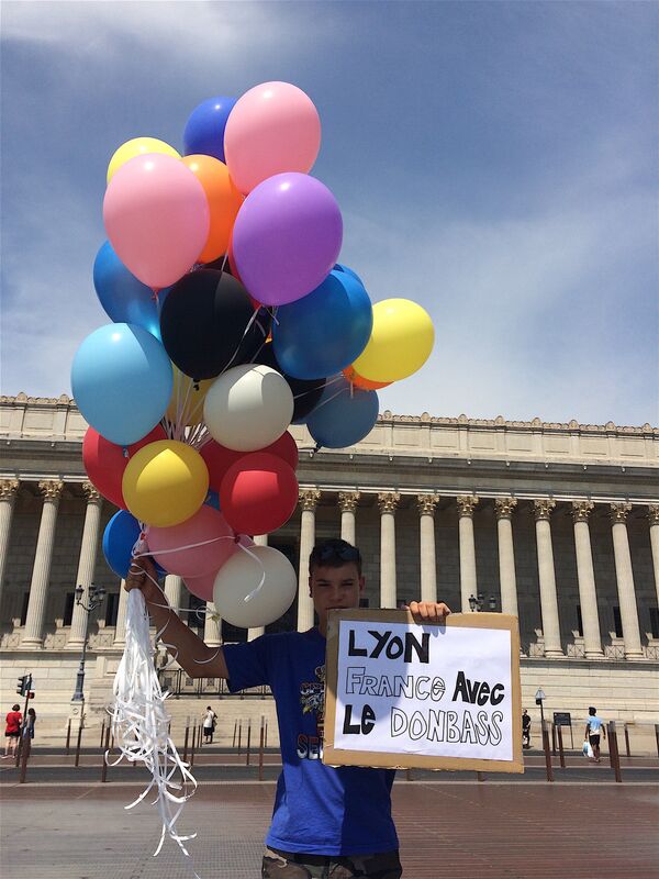 Un lâcher de ballons à Lyon en hommage aux enfants morts dans le Donbass - Sputnik Afrique