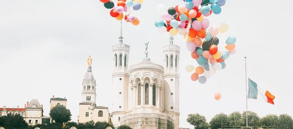 101 ballons à la mémoire des enfants du Donbass lâchés dans le ciel lyonnais - Sputnik Afrique
