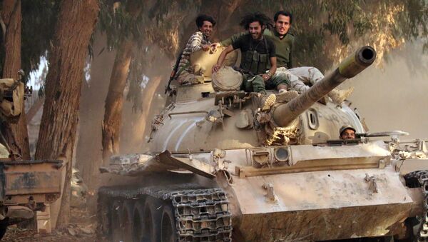 Les soldats de l'armée nationale libyenne, dirigés par le maréchal Khalifa Haftar, dans leur char, le 19 novembre 2016, à 10 kilomètres à l'ouest du centre de Benghazi, après avoir repris la zone des combattants jihadistes - Sputnik Afrique