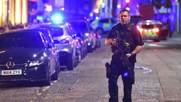 An armed police stands on Borough High Street as police are dealing with an incident on London Bridge in London, Saturday, June 3, 2017. - Sputnik Afrique