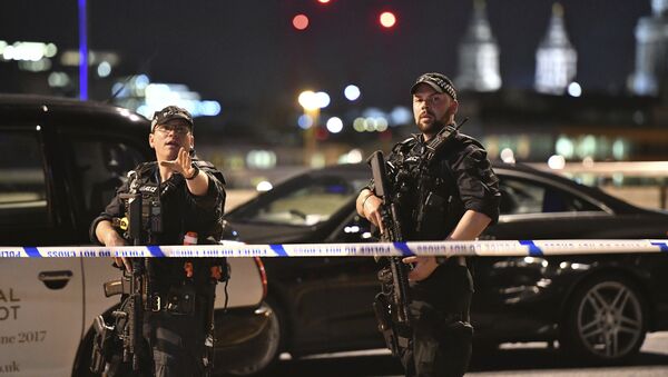 Armed Police officers stand guard on London Bridge in central London, Saturday, June 3, 2017. - Sputnik Afrique