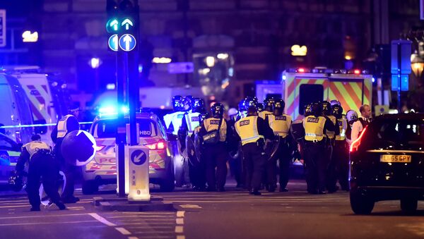 Police attend to an incident on London Bridge in London, Britain, June 3, 2017 - Sputnik Afrique