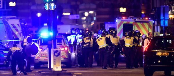 Police attend to an incident on London Bridge in London, Britain, June 3, 2017 - Sputnik Afrique