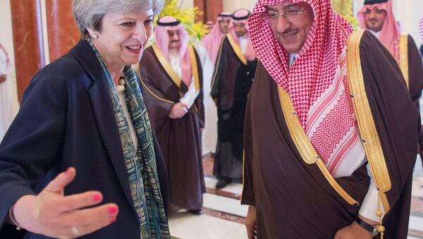 Saudi Arabian Crown Prince Muhammad bin Nayef welcomes British Prime Minister Theresa May in Riyadh, Saudi Arabia, April 4, 2017. - Sputnik Afrique