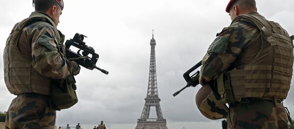 French army paratroopers patrol near the Eiffel tower in Paris. - Sputnik Afrique