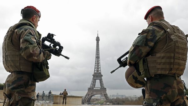 Des militaires français près de la Tour Eiffel - Sputnik Afrique