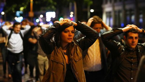 People leave the area with their hands up after an incident near London Bridge in London, Britain June 4, 2017 - Sputnik Afrique