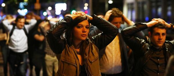 People leave the area with their hands up after an incident near London Bridge in London, Britain June 4, 2017 - Sputnik Afrique