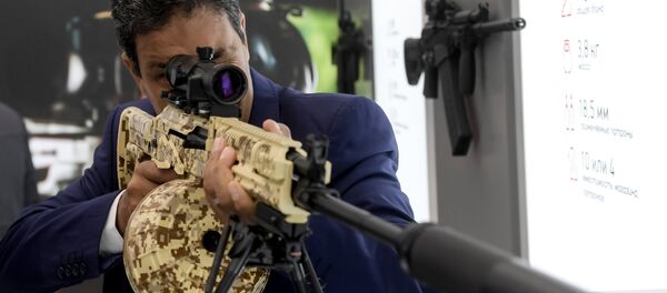 Un visiteur examine une mitrailleuse légère RPK-16 au pavillon de Kalashnikov, au Forum militaire international ARMY 2016, dans le centre d'exposition du Parc militaire Patriot des forces armées russes dans la région de Moscou. - Sputnik Afrique