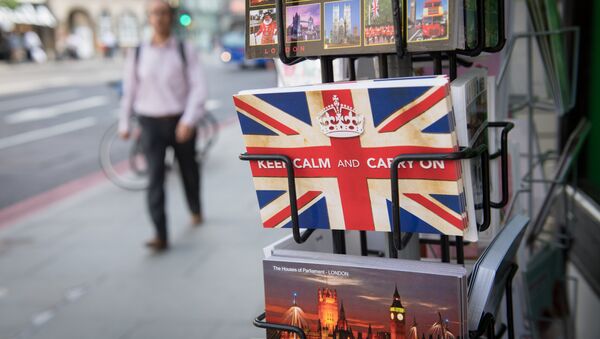 Les cartes postales portant le slogan britannique «Keep Calm and Carry On» de la Seconde Guerre mondiale se trouvent à l'extérieur des kiosques à journaux à Londres le 24 juin 2016. - Sputnik Afrique