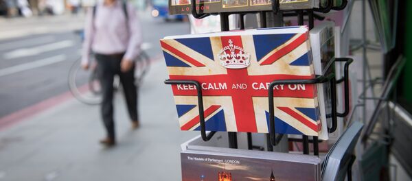 Les cartes postales portant le slogan britannique «Keep Calm and Carry On» de la Seconde Guerre mondiale se trouvent à l'extérieur des kiosques à journaux à Londres le 24 juin 2016. - Sputnik Afrique