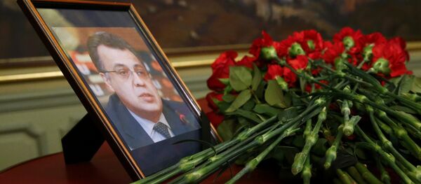Flowers are placed near a portrait of murdered Russian ambassador to Turkey Karlov during a meeting of Russian Foreign Minister Lavrov with his Turkish counterpart Cavusoglu in Moscow - Sputnik Afrique