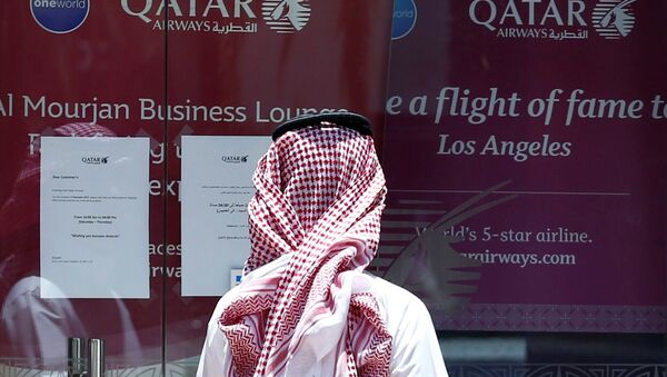A man stands outside Qatar Airways office in Riyadh, Saudi Arabia, June 5, 2017. - Sputnik Afrique