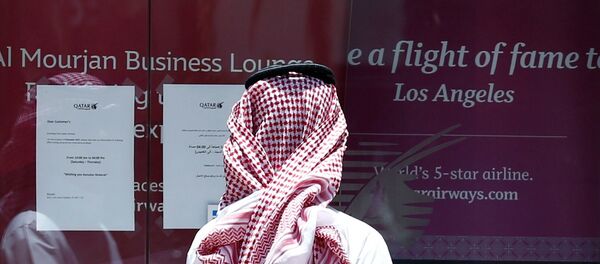 A man stands outside Qatar Airways office in Riyadh, Saudi Arabia, June 5, 2017. - Sputnik Afrique