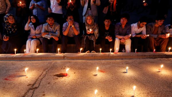 People hold lit candles for the victims of Wednesday's blast in Kabul, Afghanistan June 1, 2017. - Sputnik Afrique