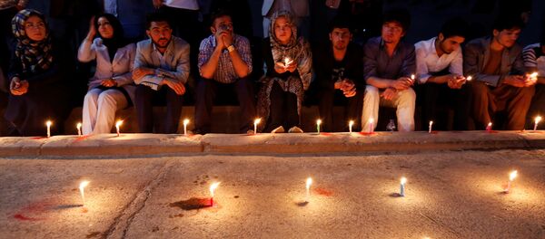 People hold lit candles for the victims of Wednesday's blast in Kabul, Afghanistan June 1, 2017. - Sputnik Afrique