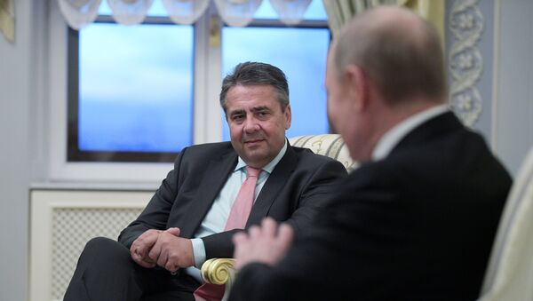 Bundesaußenminister Sigmar Gabriel beim Treffen mit Wladimir Putin in Sankt-Petersburg - Sputnik Afrique