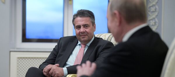 Bundesaußenminister Sigmar Gabriel beim Treffen mit Wladimir Putin in Sankt-Petersburg - Sputnik Afrique