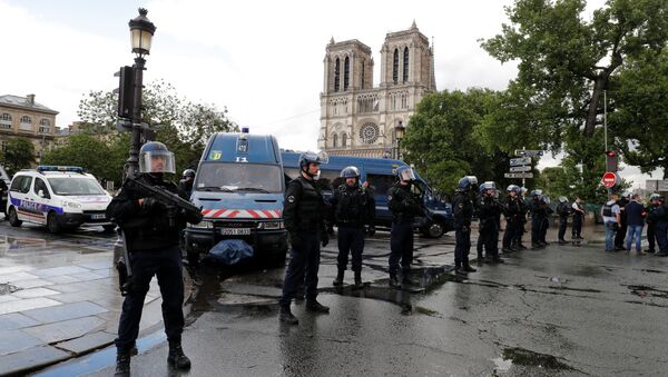 La police au centre de Paris après l'attaque près de Notre-Dame - Sputnik Afrique