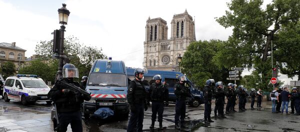 La police au centre de Paris après l'attaque près de Notre-Dame - Sputnik Afrique