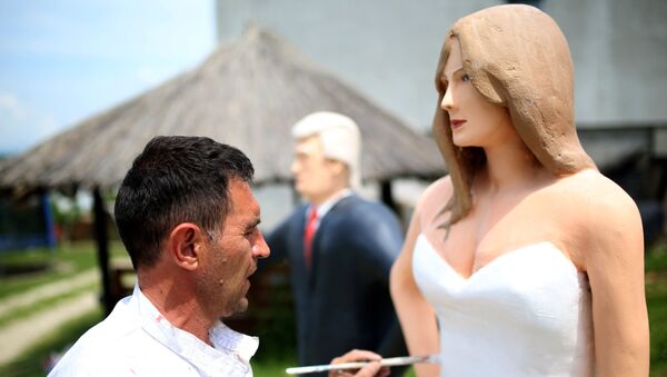 A statue of Melania Trump (L), with Donald Trump statue in the background, is seen as scluptor Stevo Selak works on it before presentation in Banja Luka, Bosnia and Herzegovina, June 6, 2017. - Sputnik Afrique
