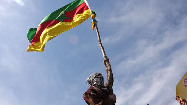 A masked Kurdish man waves a PKK's flag  - Sputnik Afrique