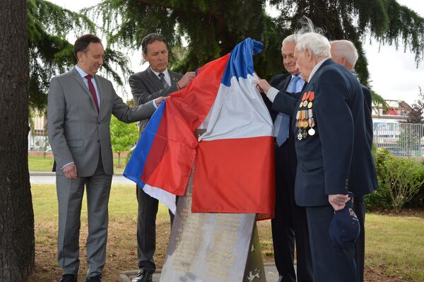 Inauguration d'une plaque commémorative en l'honneur des pilotes de l'escadron Normandie-Niemen Inauguration d'une plaque commémorative en l'honneur des pilotes de l'escadron Normandie-Niemen - Sputnik Afrique