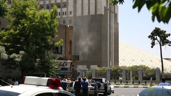 Smoke is seen during a gunmen attack at the parliament's building in central Tehran, Iran, June 7, 2017. - Sputnik Afrique