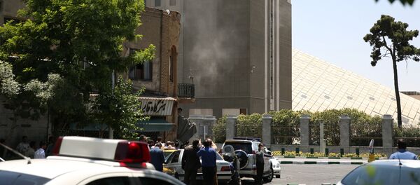 Smoke is seen during a gunmen attack at the parliament's building in central Tehran, Iran, June 7, 2017. - Sputnik Afrique
