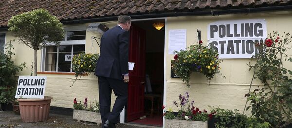 Chose promise, chose due: un politologue britannique mange son livre sur le Brexit - Sputnik Afrique