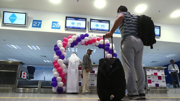 Passangers wait to check-in at the newly opened Al-Maktoum International airport, the emirate's second airport in Dubai, on October 27, 2013. - Sputnik Afrique