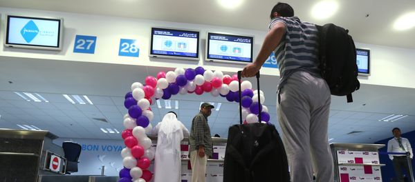 Passangers wait to check-in at the newly opened Al-Maktoum International airport, the emirate's second airport in Dubai, on October 27, 2013. - Sputnik Afrique