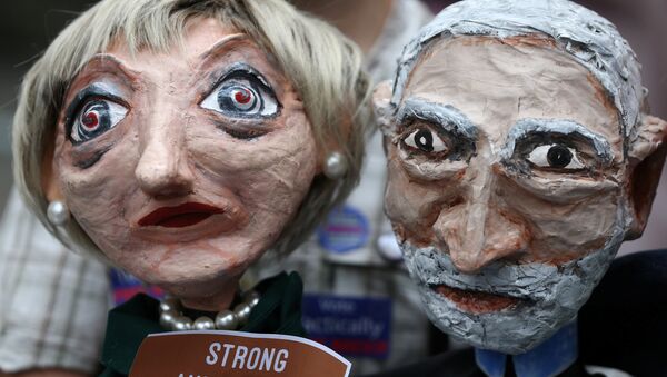 Des marionnettes représentant Theresa May et Jeremy Corbyn lors d'une manifestation à Londres - Sputnik Afrique