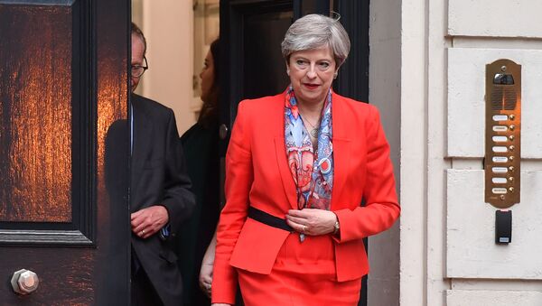 British Prime Minister Theresa May leaves the Conservative Party HQ in central London, on June 9, 2017, hours after the polls closed in the British general election. - Sputnik Afrique
