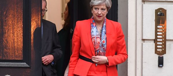 British Prime Minister Theresa May leaves the Conservative Party HQ in central London, on June 9, 2017, hours after the polls closed in the British general election. British Prime Minister Theresa May leaves the Conservative Party HQ in central London, on June 9, 2017, hours after the polls closed in the British general election. - Sputnik Afrique