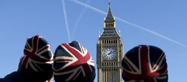 People wear Union flag-themed hats as they look at the Elizabeth Tower, better known as Big Ben, near the Houses of Parliament in London on January 17, 2017. People wear Union flag-themed hats as they look at the Elizabeth Tower, better known as Big Ben, near the Houses of Parliament in London on January 17, 2017. - Sputnik Afrique