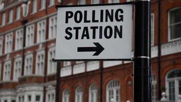 Un enseigne Polling station (bureau de vote) à Londres, en Grande-Bretagne, le 6 juin 2017. - Sputnik Afrique