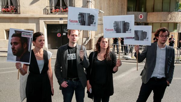 Des gens à Paris demandent à la Turquie de libérer le photojournalistte français Mathias Depardon - Sputnik Afrique
