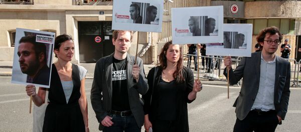 Des gens à Paris demandent à la Turquie de libérer le photojournalistte français Mathias Depardon - Sputnik Afrique