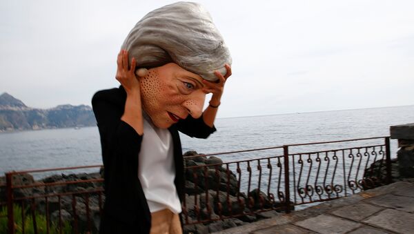 A protester wears a mask depicting Britain's Prime Minister Theresa May during a demonstration organised by Oxfam in Giardini Naxos, Sicily, Italy, May 25, 2017. - Sputnik Afrique