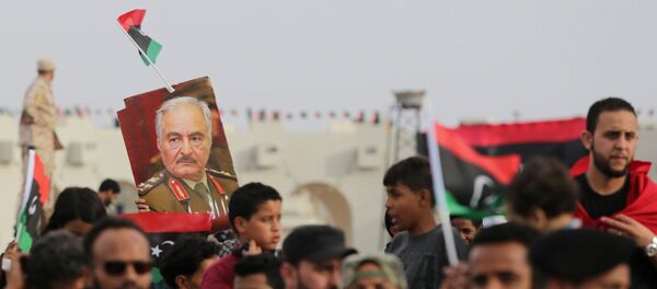 A poster of Libyan military commander Khalifa Haftar is held during celebrations marking the third anniversary of Libyan National Army's ÒDignityÓ operation against Islamists and other opponents, in Benghazi, Libya May 16, 2017. A poster of Libyan military commander Khalifa Haftar is held during celebrations marking the third anniversary of Libyan National Army's ÒDignityÓ operation against Islamists and other opponents, in Benghazi, Libya May 16, 2017. - Sputnik Afrique