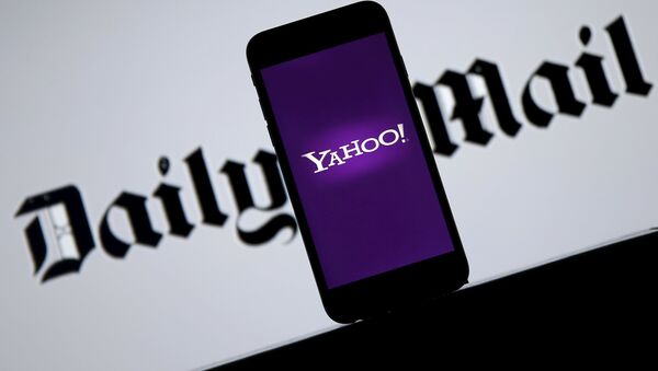 Smartphone with Yahoo logo is seen in front of a displayed Daily Mail logo in this illustration taken April 11, 2016. - Sputnik Afrique