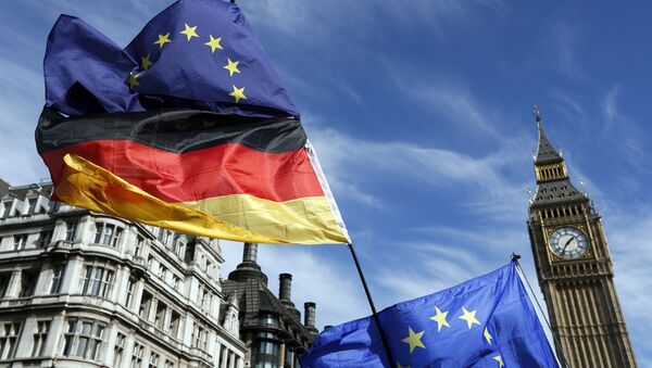 Anti Brexit campaigners carry a Germany flag and European flags outside Britain's parliament in London, Saturday March 25, 2017. - Sputnik Afrique
