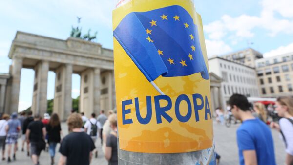 A poster showing the European flag is pictured at a lamp post near the Brandenburg Gate on May 25, 2014 in Berlin - Sputnik Afrique