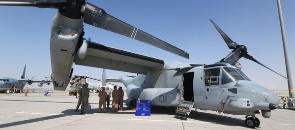 Des soldats américains à l'ombre de l'aile d'un Osprey Bell Boeing V-22, un avion militaire américain, au Dubai Airshow le 8 novembre 2015 - Sputnik Afrique