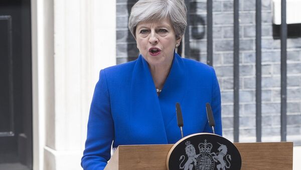 UK Prime Minister Theresa May makes a statement after meeting with the Queen. Theresa May received a permission from the Queen to form a new cabinet of ministers - Sputnik Afrique