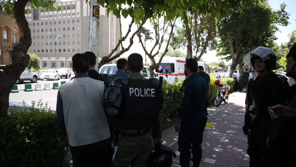 La police iranienne près du bâtiment du parlement iranien lors de l'attentat à Téhéran, en Iran, le 7 juin, 2017 - Sputnik Afrique