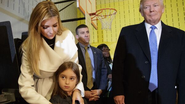 Donald Trump, Ivanka et sa fille Arabella - Sputnik Afrique