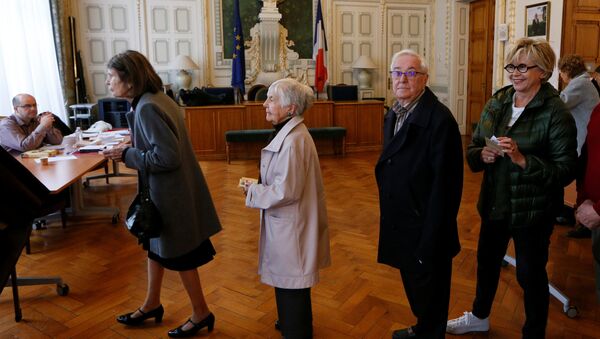 Les gens attendent en ligne pour voter au deuxième tour de l'élection présidentielle française de 2017 à un bureau de vote à Lyon, en France - Sputnik Afrique