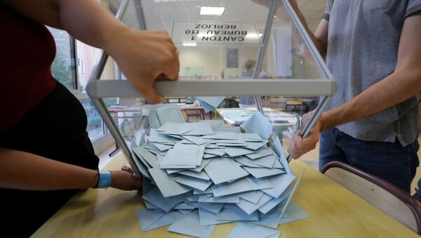 Ballot boxes are emptied as officials start counting the votes from the first round of French parliamentary election in Nice - Sputnik Afrique